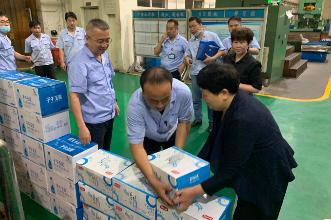 ​陕西省总工会党组成员李秀华一行到必发指数入口集团慰问一线职工